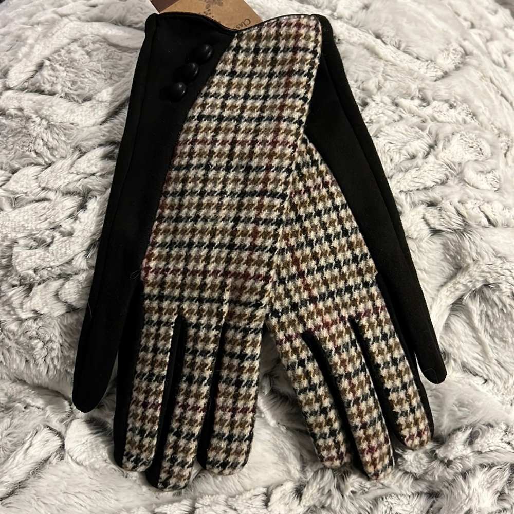 Gorgeous, James Paul, black and plaid driving gloves